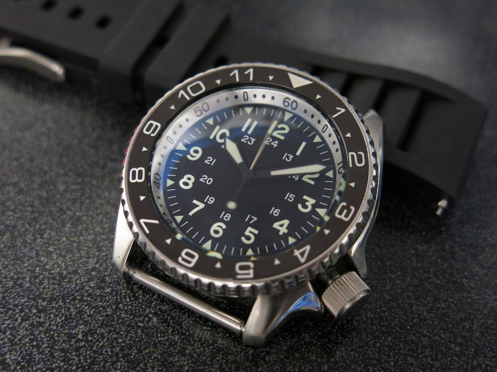 Seiko SKX 007 Field/Military project, Sapphire, drilled lugs, 7s automatic movement, lots of straps image 2