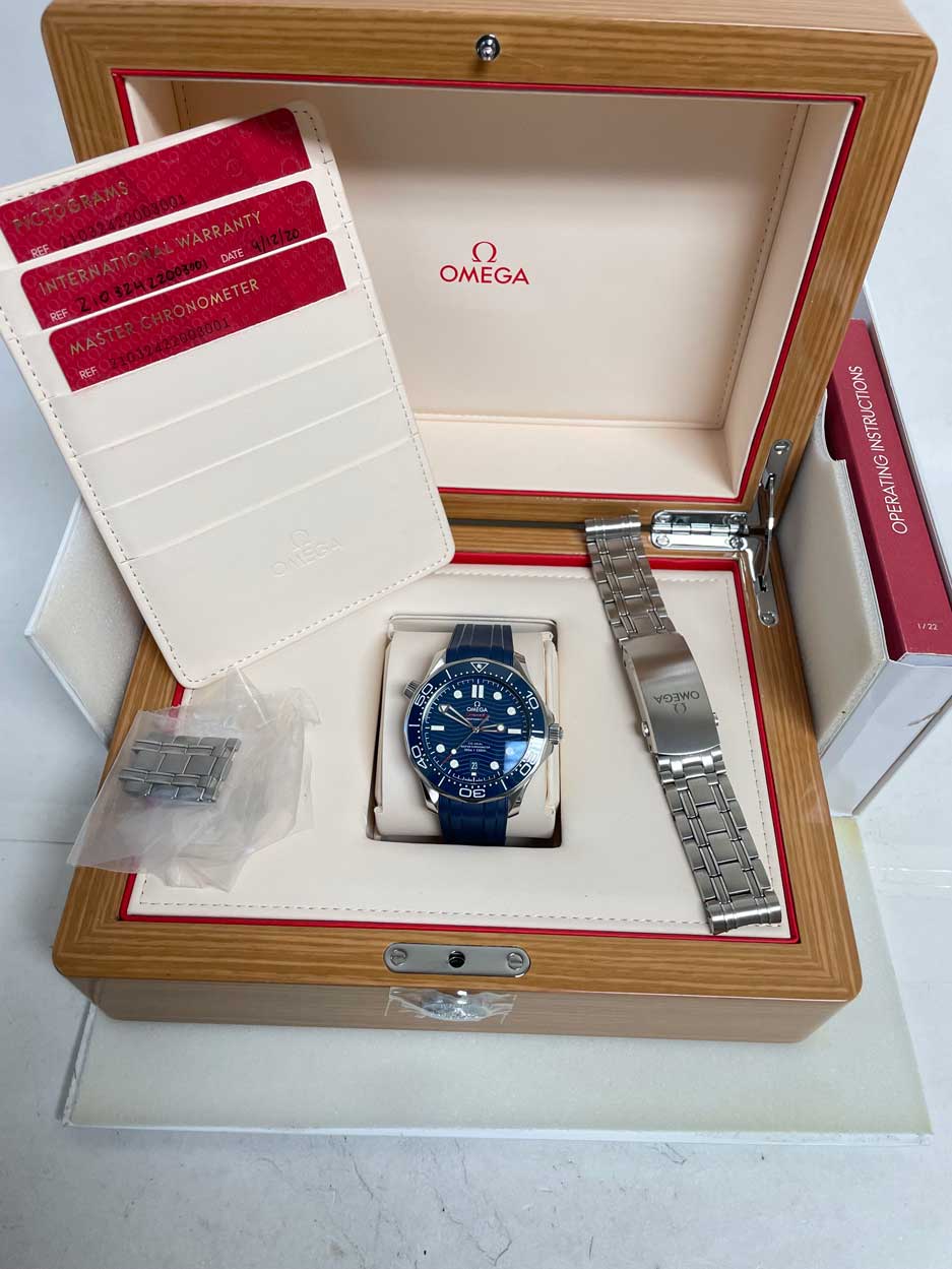 FS: Omega Seamaster Diver 300m Blue Bracelet and Rubber 210.32.42.20.03.001 Warranty image 5