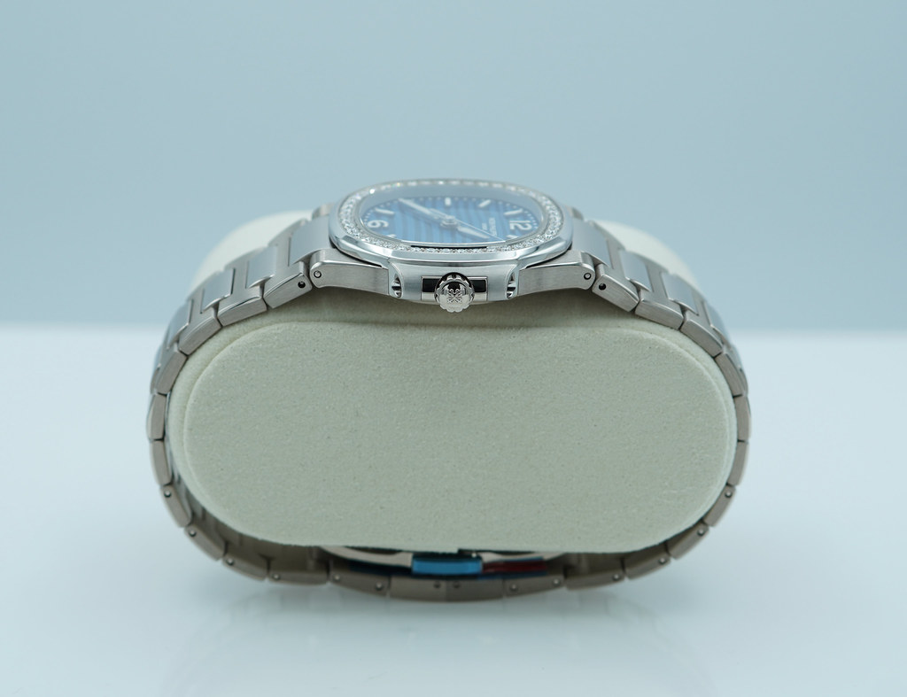 FSOT:BNIB Patek PHILIPPE NAUTILUS 7010/1G WHITE GOLD LIGHT BLUE DIAL DIAMOND 2025 FULL SET image 3