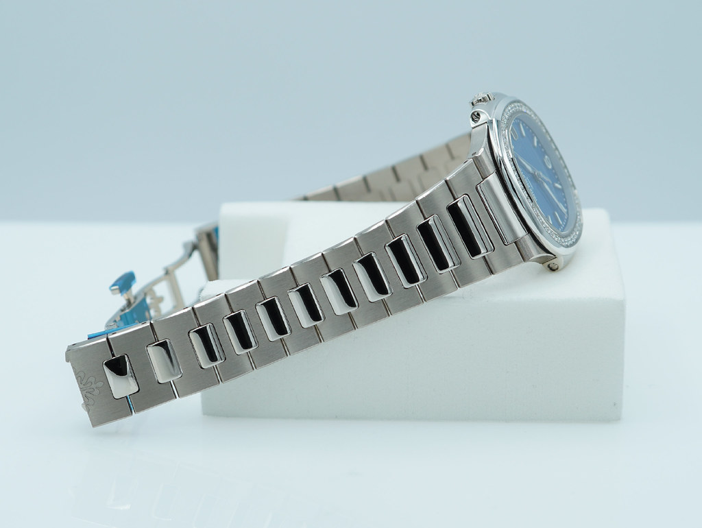 FSOT:BNIB Patek PHILIPPE NAUTILUS 7010/1G WHITE GOLD LIGHT BLUE DIAL DIAMOND 2025 FULL SET image 5