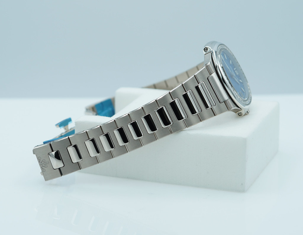 FSOT:BNIB Patek PHILIPPE NAUTILUS 7010/1G WHITE GOLD LIGHT BLUE DIAL DIAMOND 2025 FULL SET image 6