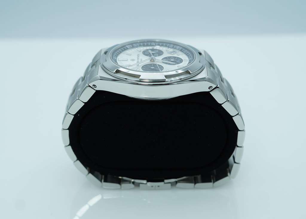 FSOT: Vacheron CONSTANTIN OVERSEAS CHRONOGRAPH 5520V PANDA DIAL NEW MODEL FULL SET image 4